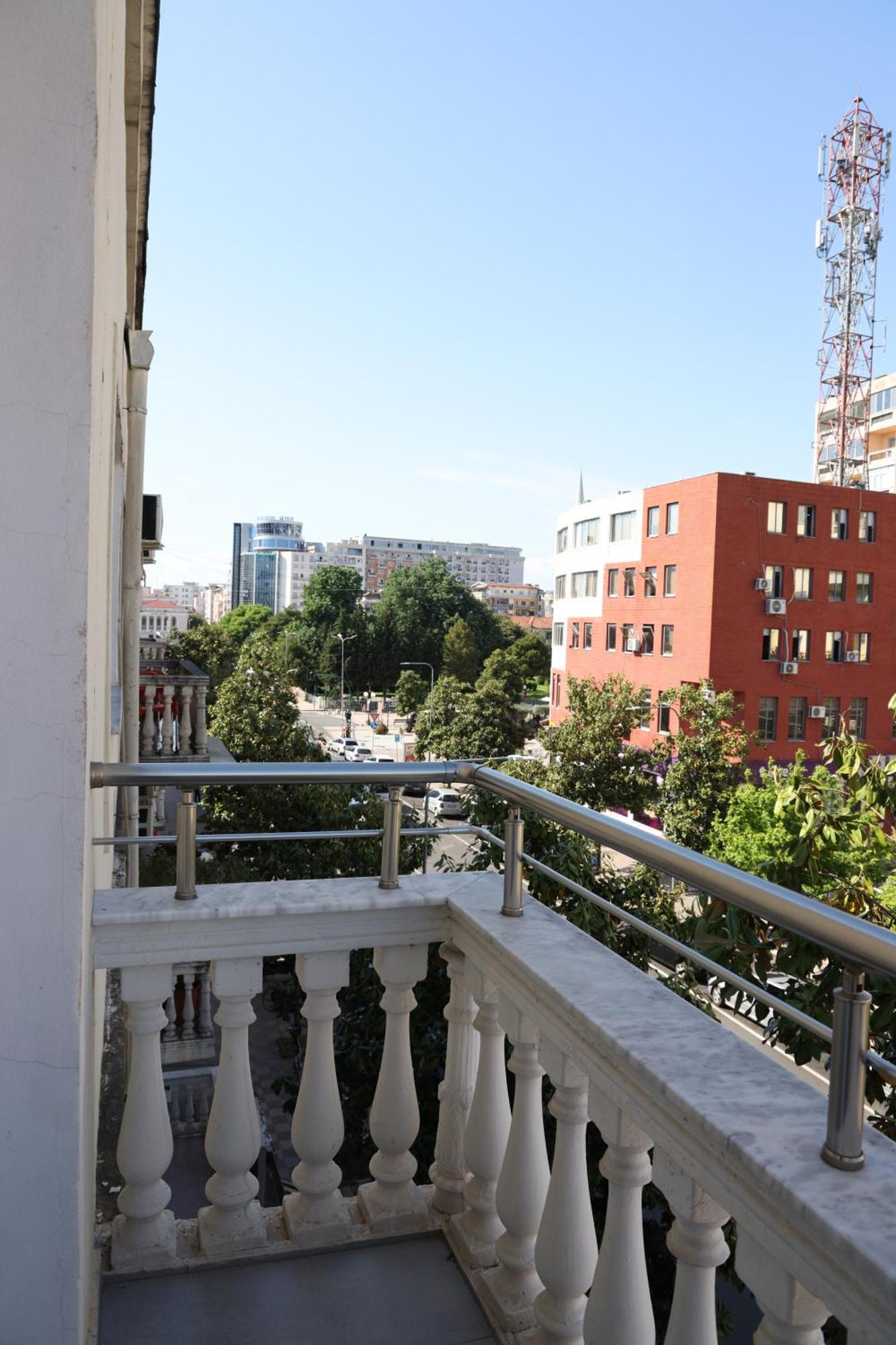 Sol Hotel Shkodër Екстериор снимка